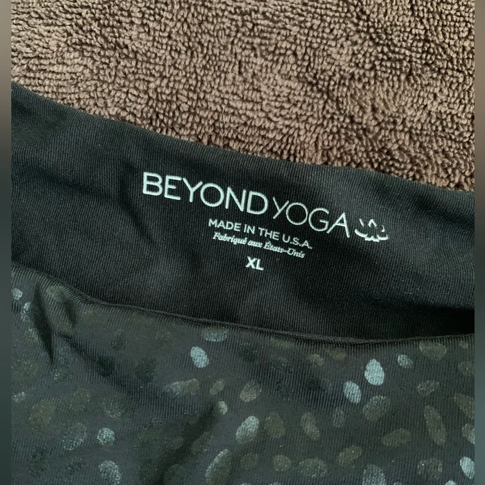 Beyond Yoga Rare Shiny Feline Keep it Simple Cropped Tank Black Shiny Foil - XL - Picture 3 of 8